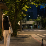 夏夜慢散步的城市街角與水壺提袋