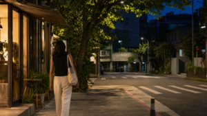 夏夜慢散步的城市街角與水壺提袋
